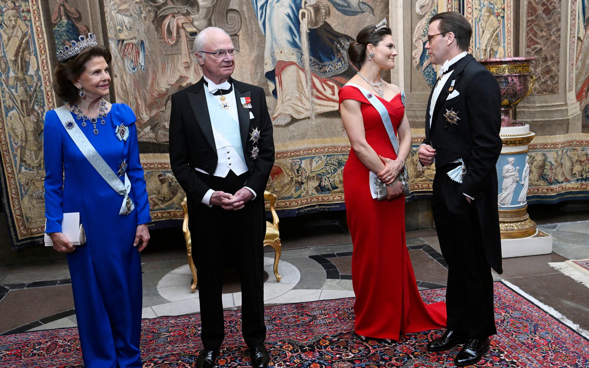 Kvällen innan var det galamiddag på slottet med bland annat inbjudna politiker, ambassadörer, personer från näringslivet och media. Drottning Silvia, kung Carl Gustaf, kronprinsessan Victoria och prins Daniel anländer till middagen.