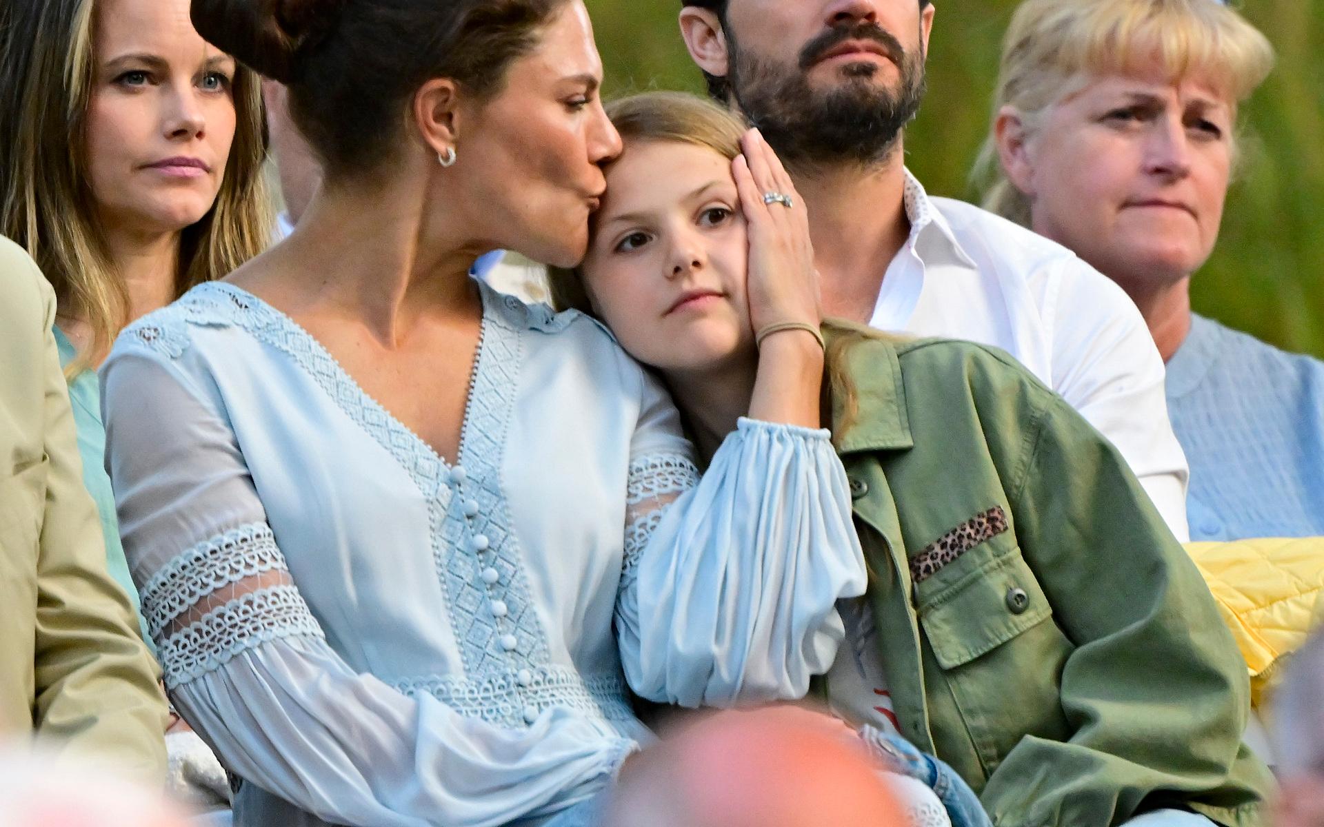 Prinsessan Estelle myser med sin mamma under konserten.