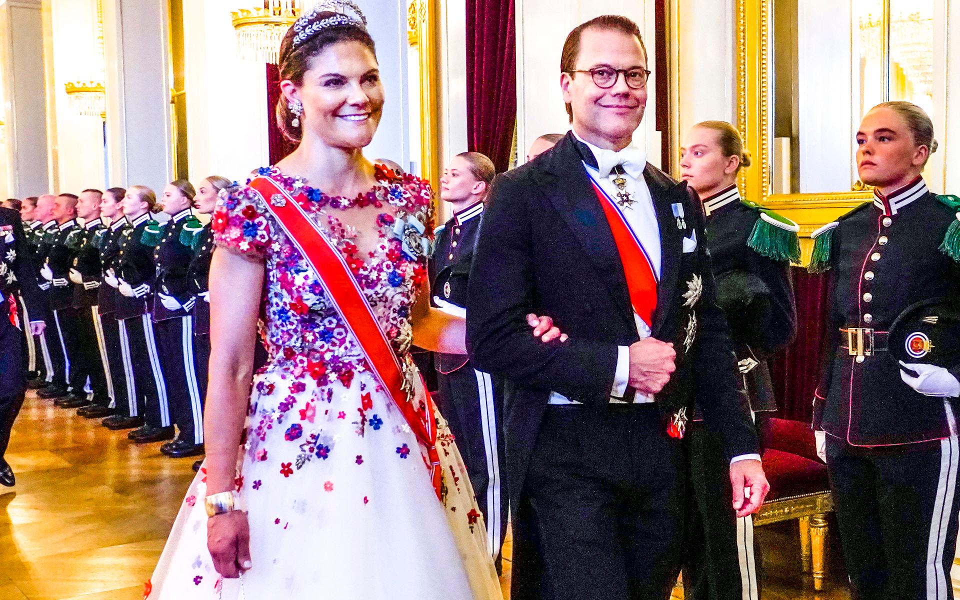 I mitten av juni var kronprinsessan Victoria och prins Daniel i Oslo för att fira prinsessan Ingrid Alexandra som fyllt 18 år. Kronprinsessan bar en klänning designad av Frida Jonsvens, och som gick mest i blått, vitt och rött, samma färger som i den norska flaggan.