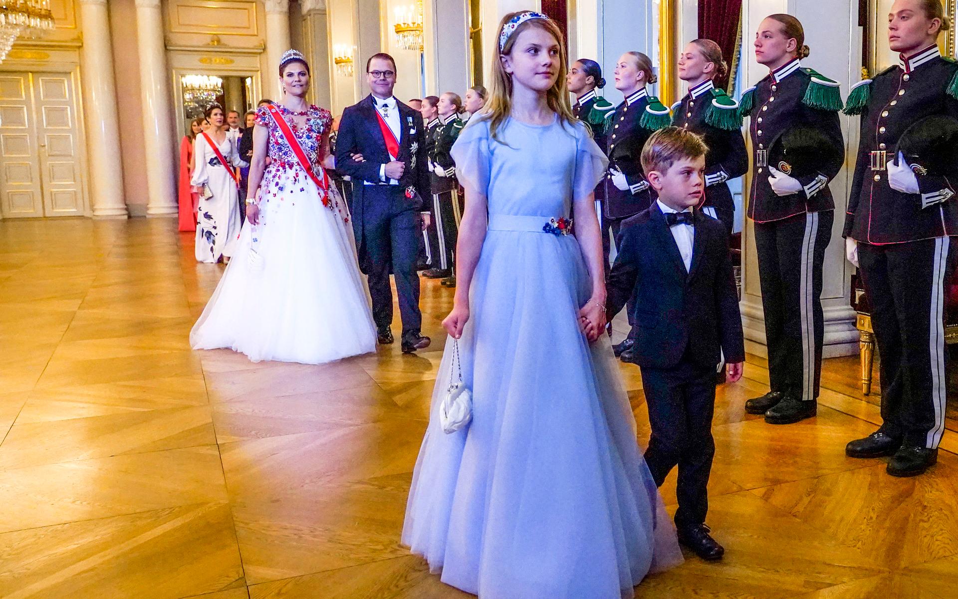 Med på tillställningen var även prinsessan Estelle och hennes lillebror prins Oscar. Prinsessan hade en blå klänning i tyll med likadana blommor på skärpet och hårbandet som mamma hade på klänningen.