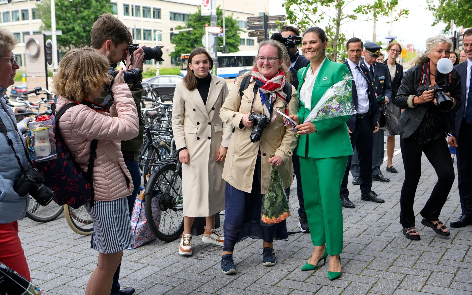 När kronprinsessan var i Amsterdam i juni träffade hon fans som gav hennes blommor och tog bilder tillsammans med henne.