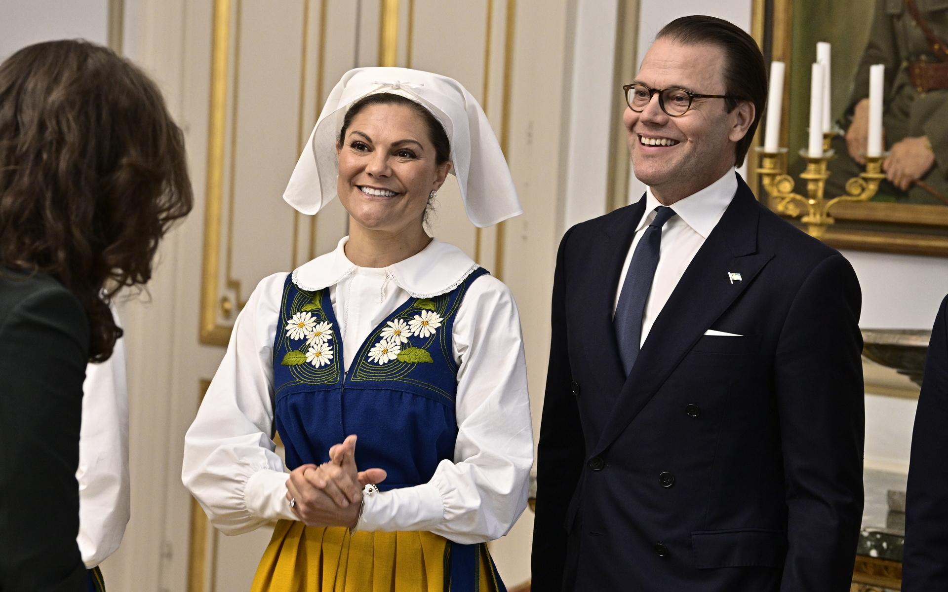 På nationaldagen bjöd kungaparet in representanter för regering, riksdag, delar av den diplomatiska kåren och det officiella Sverige till en nationaldagsmottagning på kungliga slottet. Kronprinsessan Victoria och prins Daniel hälsade gästerna välkomna.