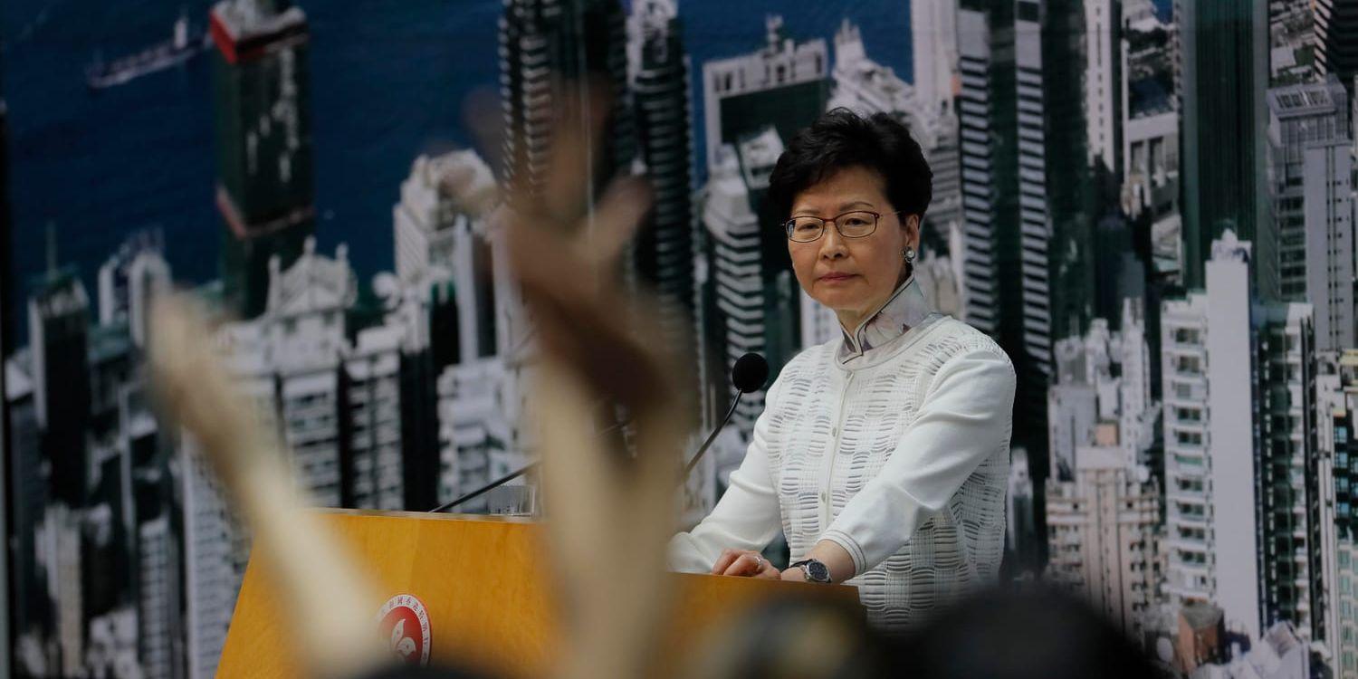 Hongkongs högsta ledare Carrie Lam svarar på frågor efter att hon på en presskonferens meddelat att det hårt kritiserade lagförslaget "suspenderas".