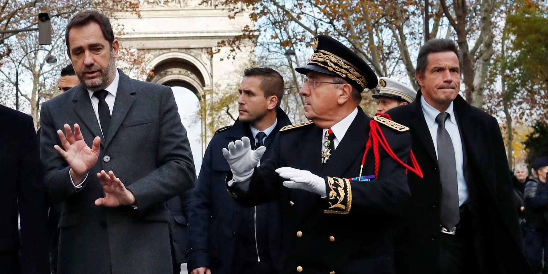 Paris polischef Michel Delpuech (i förgrunden, mitten) får sparken. Arkivbild.