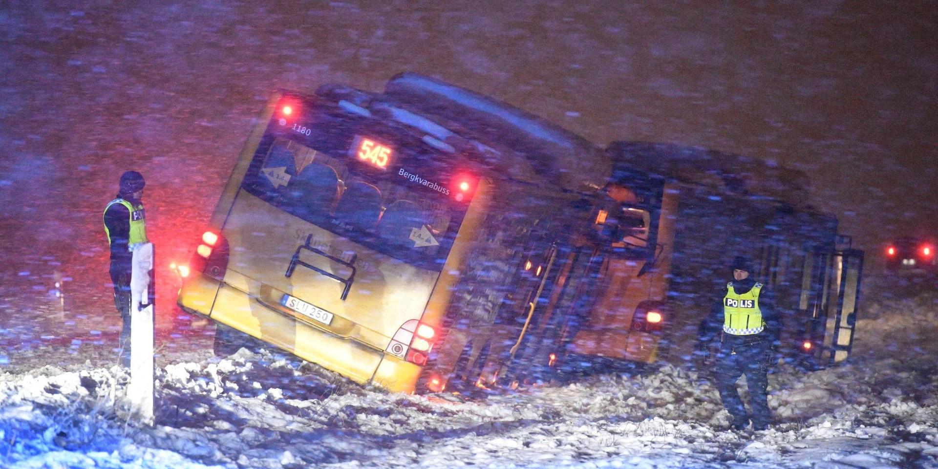 Två bussar körde av länsväg 118 i höjd med Torsebo norr om Kristianstad. Flera personer fördes med ambulans till sjukhus men ingen ska vara allvarligt skadad, uppger polisen.