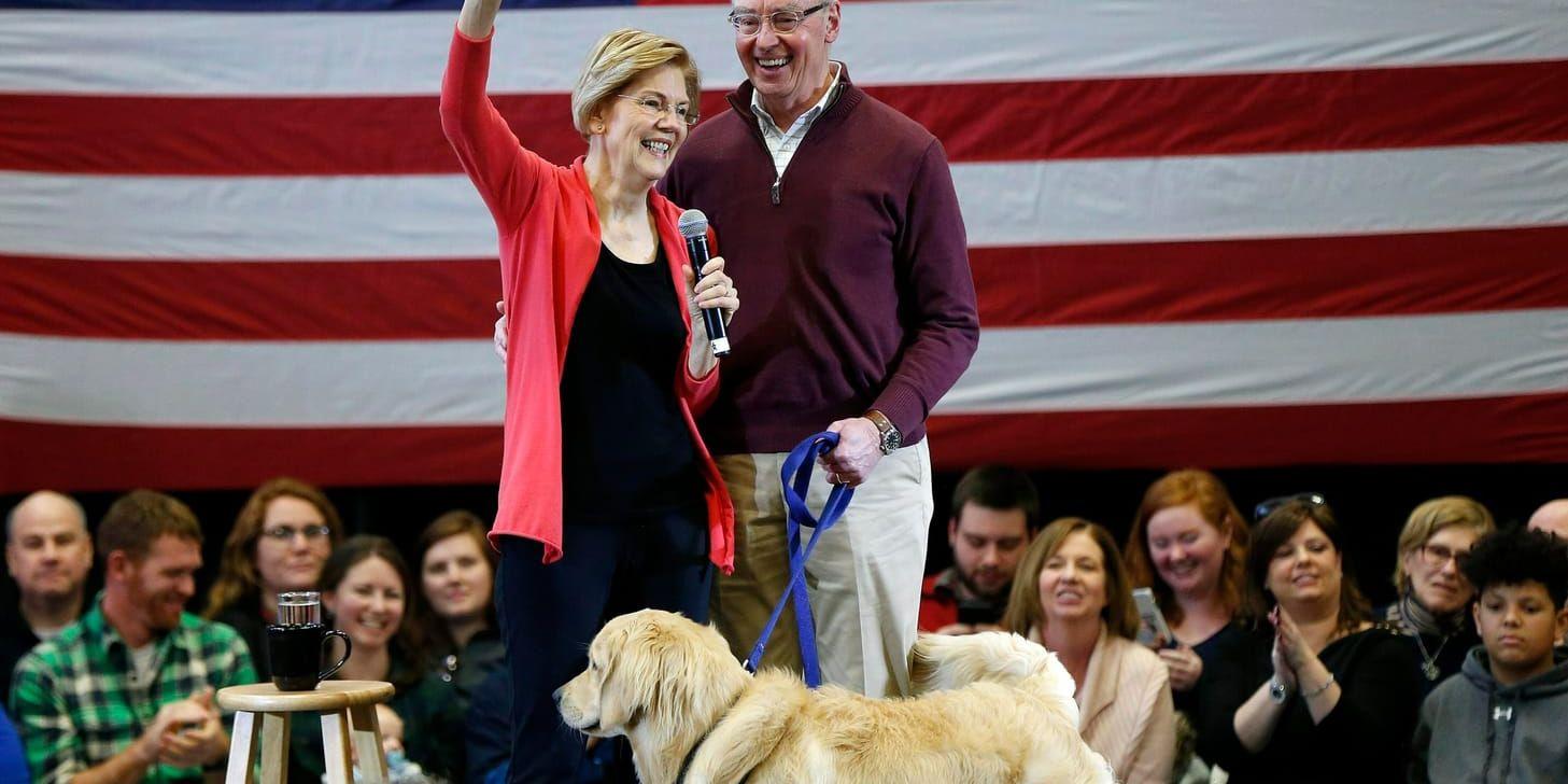 Elizabeth Warren med maken Bruce Mann och deras hund Bailey under ett valevenemang i New Hampshire i januari.