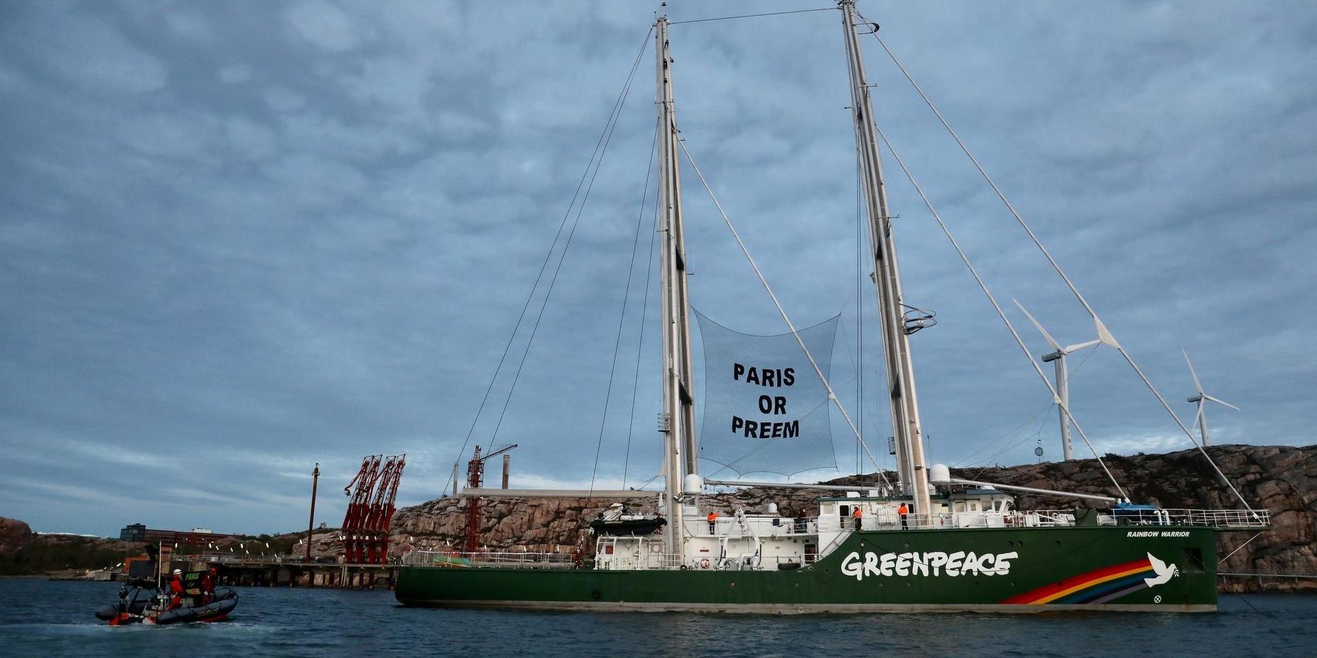 I över ett dygn blockerade Greenpeace inloppet till Preemraff i Lysekil. På fredagskvällen valde de att flytta på sig. 