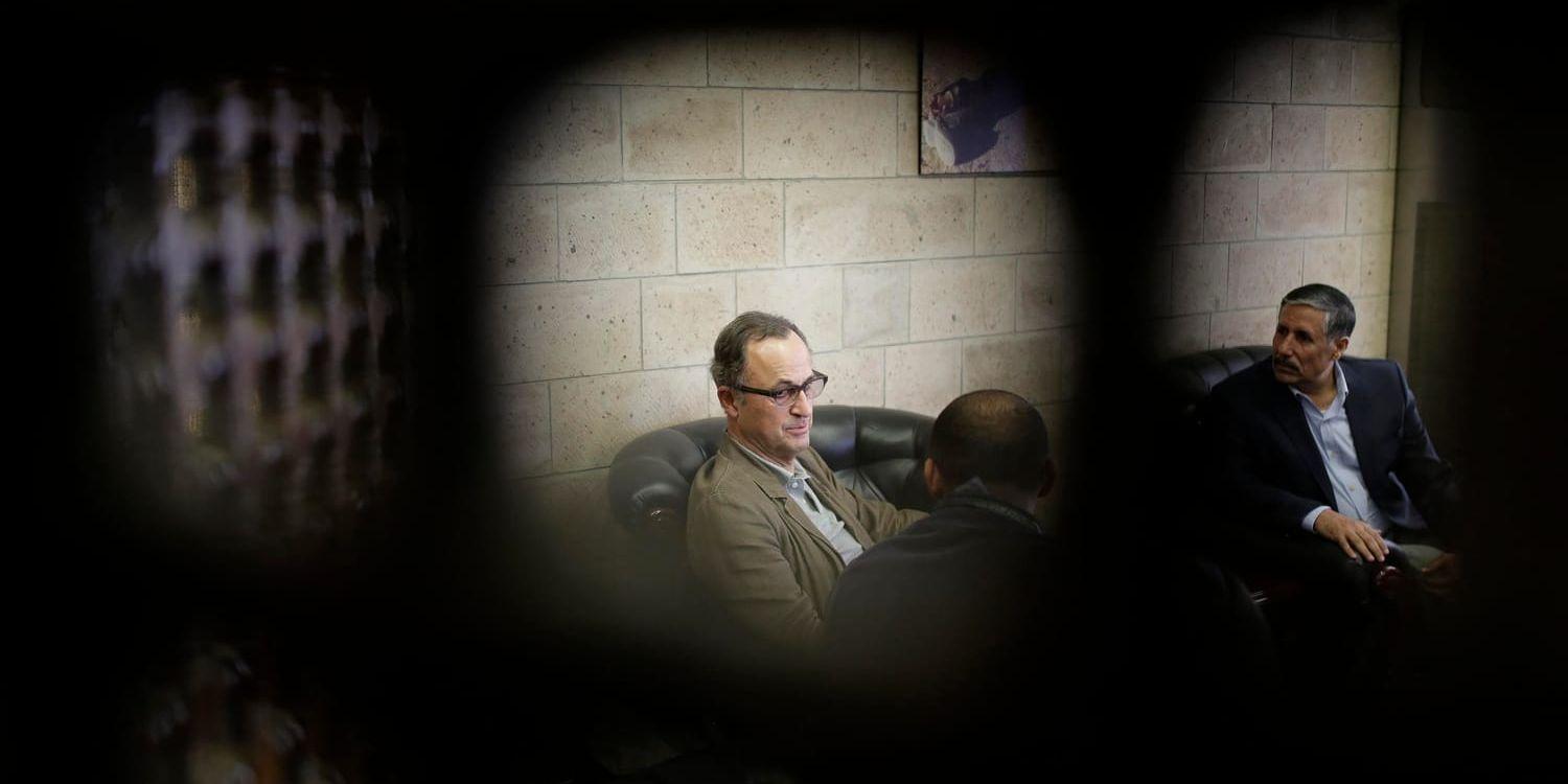 Patrick Cammaert, chef för FN:s observatörer i Jemen, lämnar över ansvaret. Arkivbild från 22 december.
