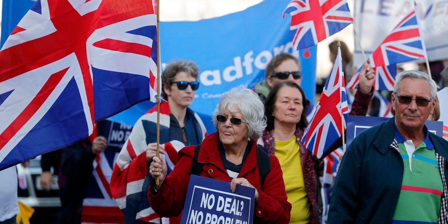 Brexitanhängare utanför det brittiska parlamentet där underhuset på fredagen ånyo gav premiärminister Theresa May en svidande förlust.