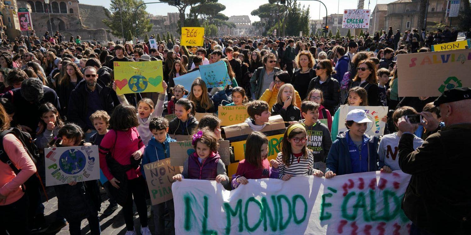 Klimatstrejkande studenter i Italiens huvudstad Rom.