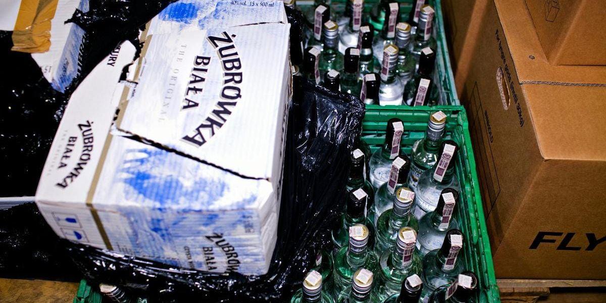Arkivbild på tidigare tullbeslag av det polska vodkamärket Zubrowka som hittades i den aktuella vanen som misstänks ha smugglats från Polen.