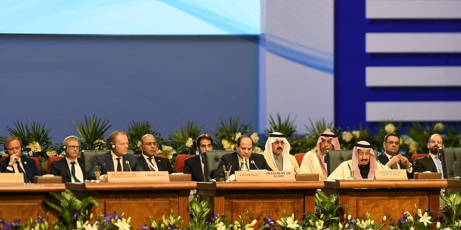 EU:s permanente rådsordförande Donald Tusk tillsammans med bland andra den egyptiske presidenten Abdel Fattah Al-Sisi vid toppmötet i Egypten mellan EU:s och Arabförbundets ledare.