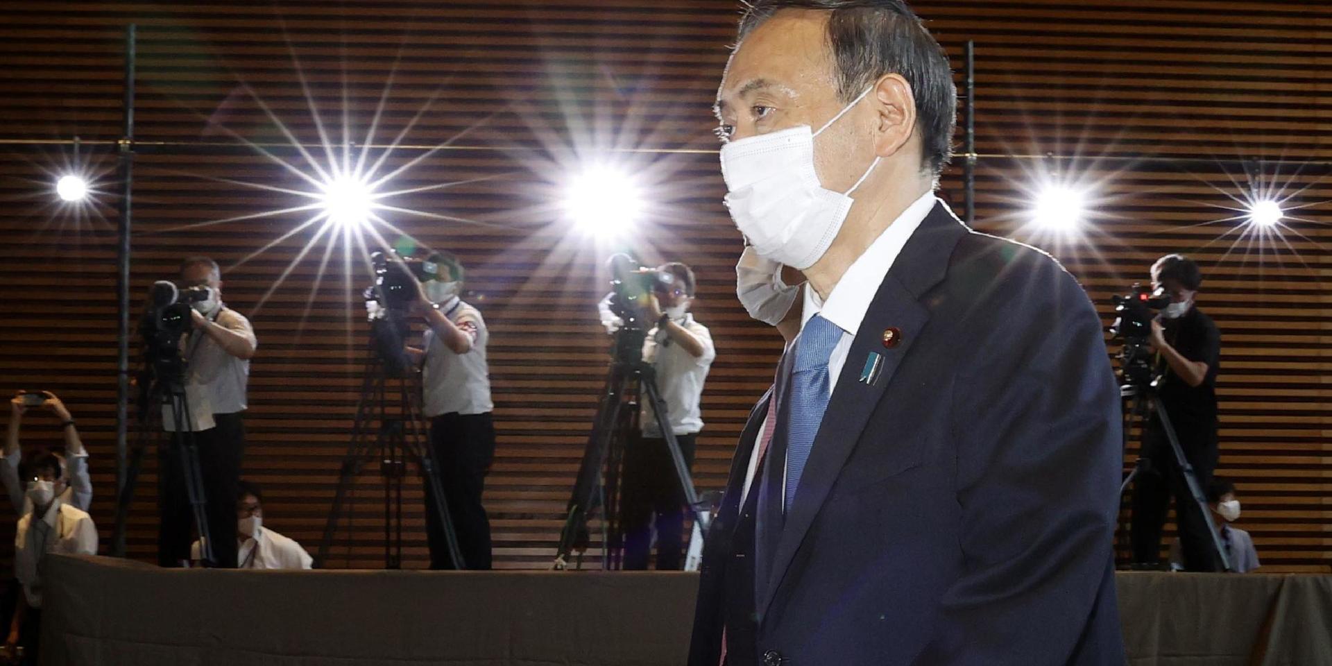 Yoshihide Suga, som var Shinzo Abes högra hand, har nu tagit över Abes jobb. Han tros fortsätta styra landet i samma politiska riktning. 