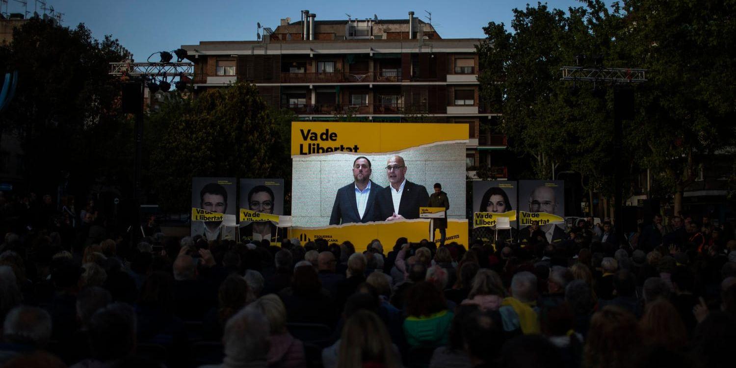 Två frihetsberövade katalanska separatistpolitiker, Oriol Junqueras och Raul Romeva, talar till spanska väljare via länk från fängelset i slutet av april.