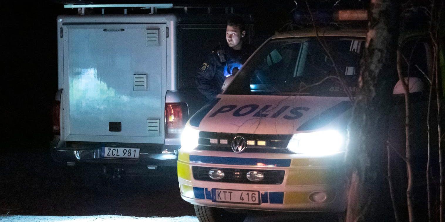 Polisens kriminaltekniker arbetar i ett skogsparti utanför Karlskrona natten till lördagen.
