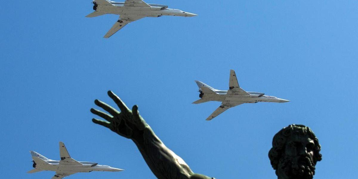 Bombflyg. Samma sorts flygplan som övade kärnvapenangrepp mot Sverige påsken 2013 deltog i årets segerdagsparad i Moskva.