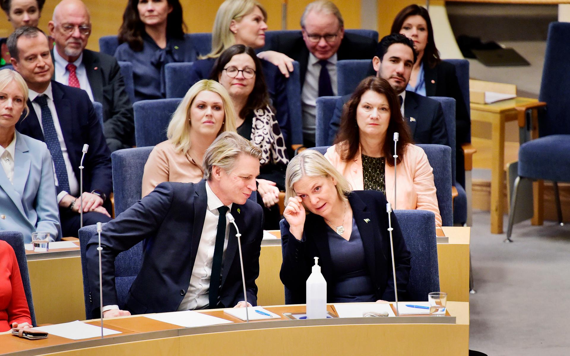 Per Bolund och Magdalena Andersson under anförandena i riksdagen inför omröstningen. 