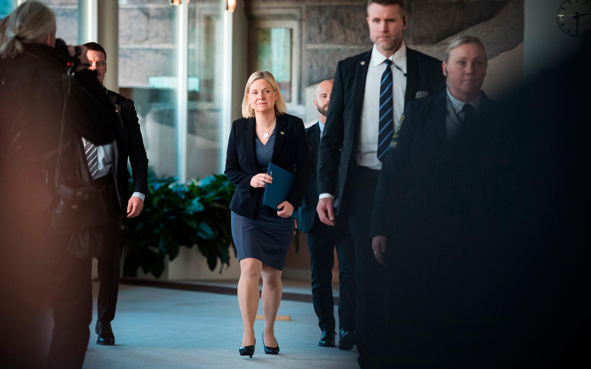 Magdalena Andersson på väg till pressträff efter att hon valts till statsminister. 