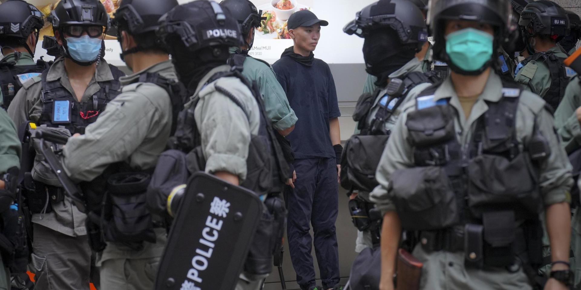 En demonstrant grips av polisen vi en protest i Hongkong. 