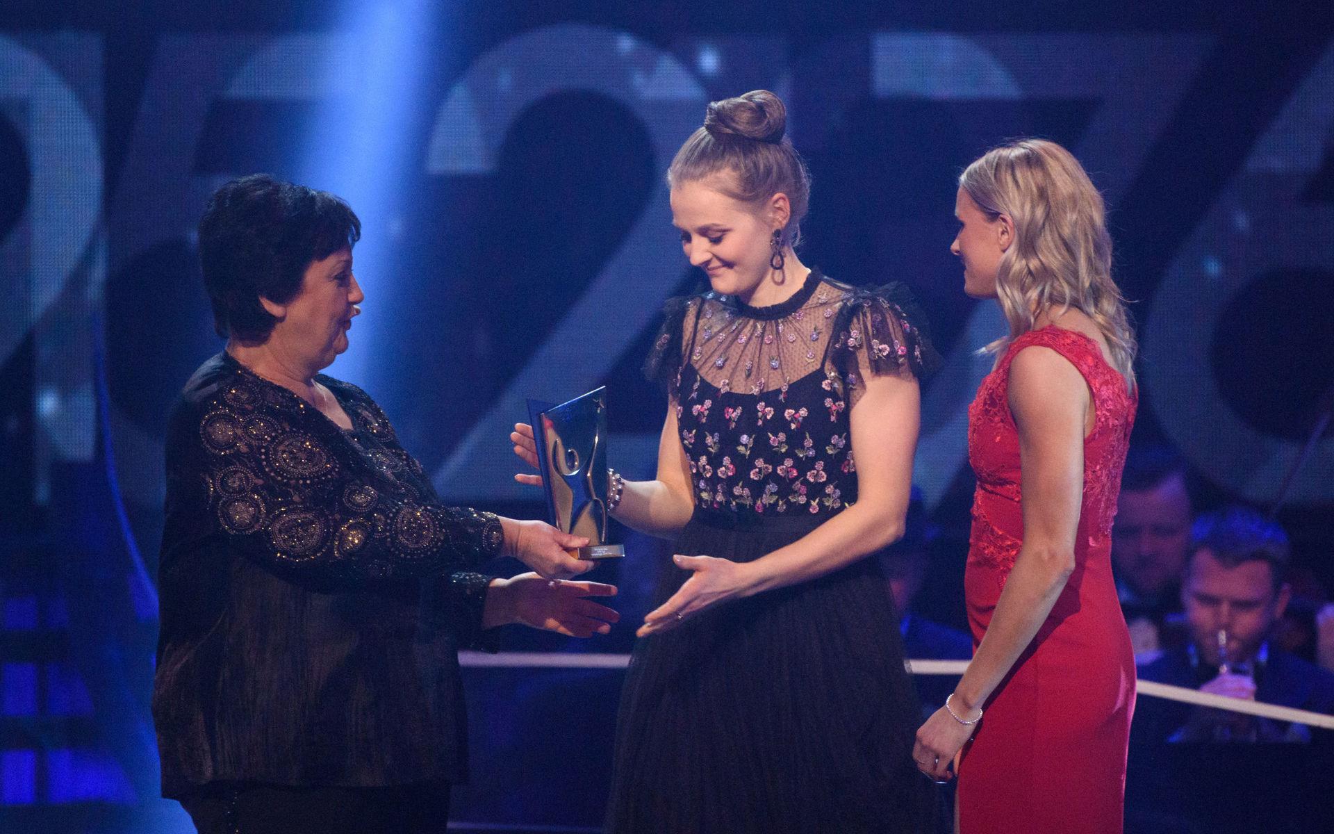 Stina Nilsson och Frida Karlsson tog emot damstafettlagets pris årets lag. 