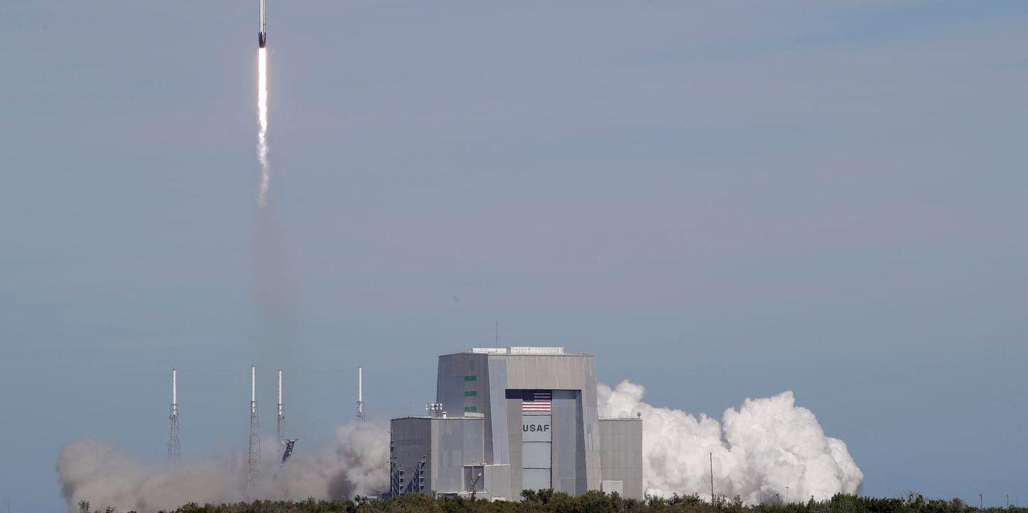 Falcon 9-raketen på väg upp från Cape Canaveral i Florida.