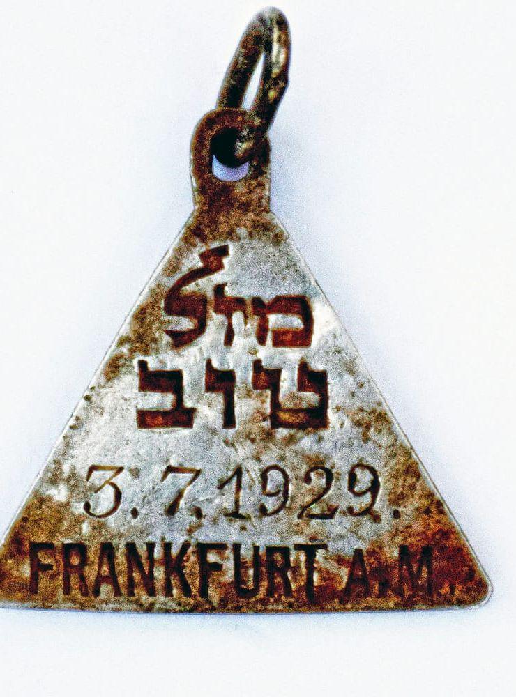 Det här hänget har enligt Yad Vashem tillhört den judiska flickan Karoline Cohn.