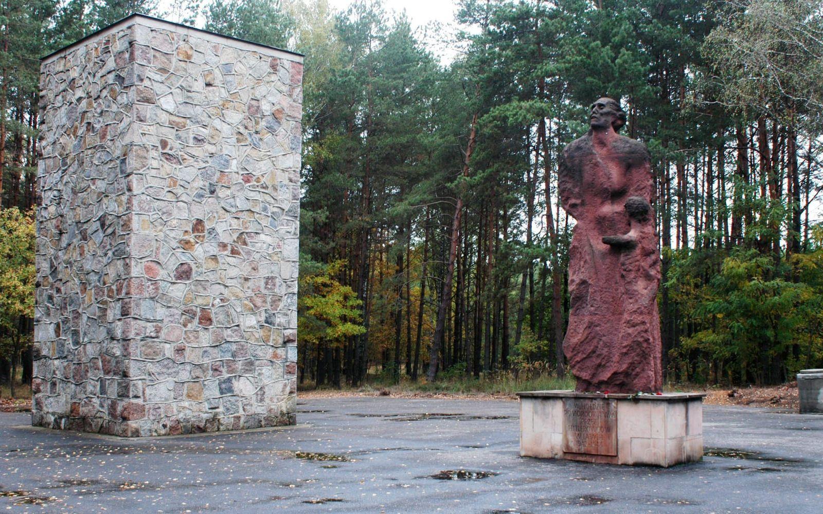 Ett monument har rests vid förintelselägret för att hylla offren som miste sina liv där. Bild: TT