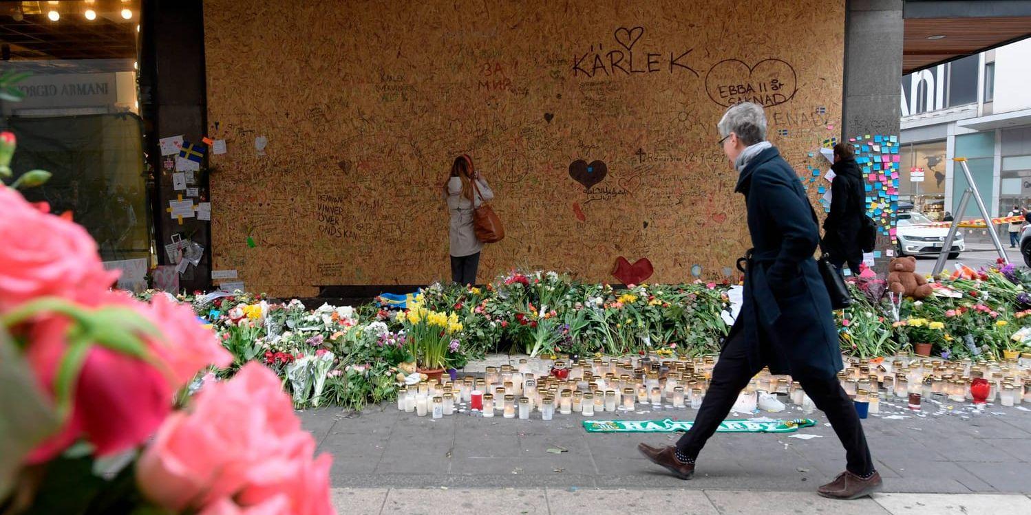 Entrén till Åhléns på Drottninggatan – platsen där lastbilen rammade varuhuset efter färden längs med Drottninggatan – täcktes med blommor och kärleksbudskap efter terrordådet. Arkivbild