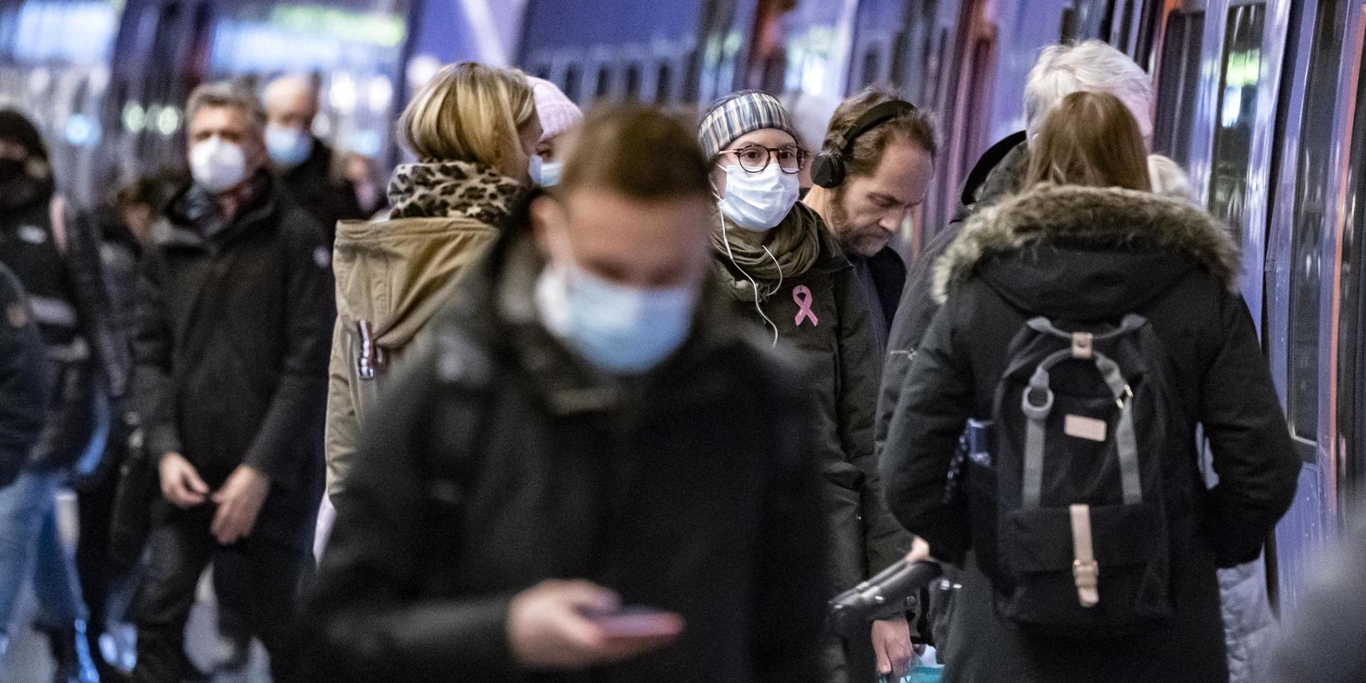 Region Västerbotten skärper restriktionerna och rekommenderar alla att alltid bära munskydd i kollektivtrafiken. Arkivbild.