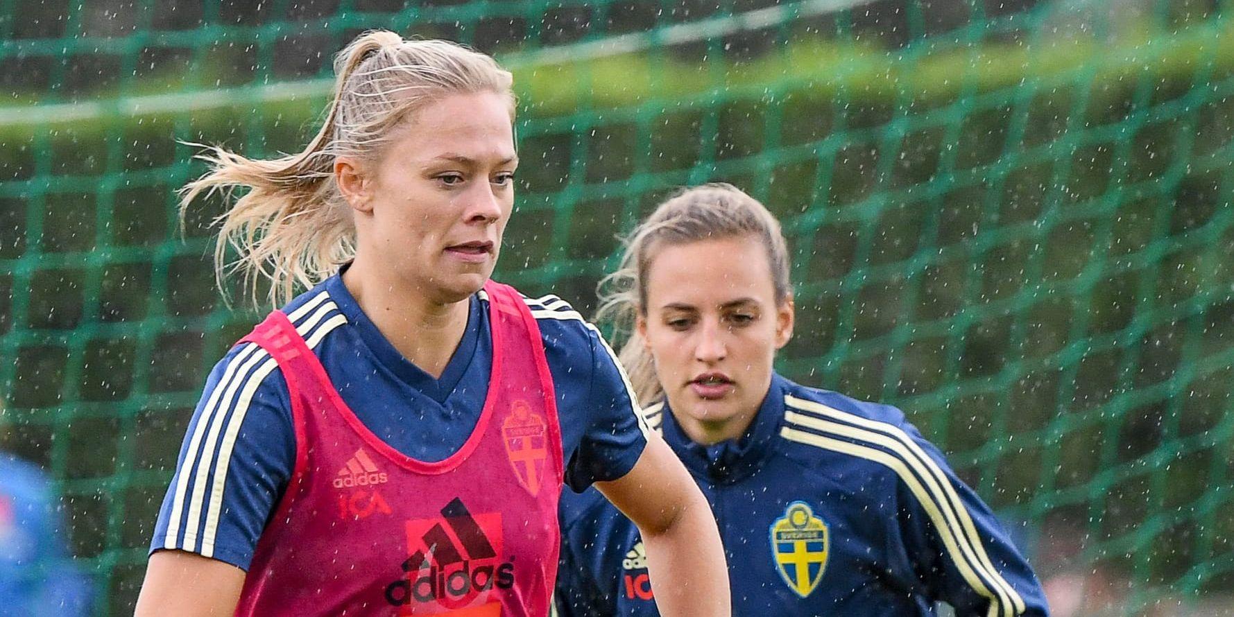 Fridolina Rolfö och Nathalie Björn under landslagets träning i Frankrike tidigare i veckan.