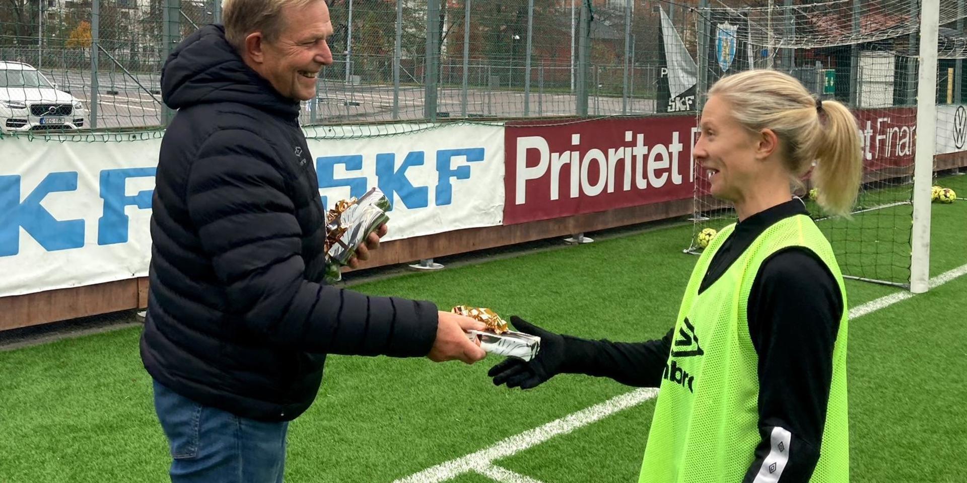 Sportchefen Lasse Svensson överräcker en klocka till Rebecka Blomqvist. 