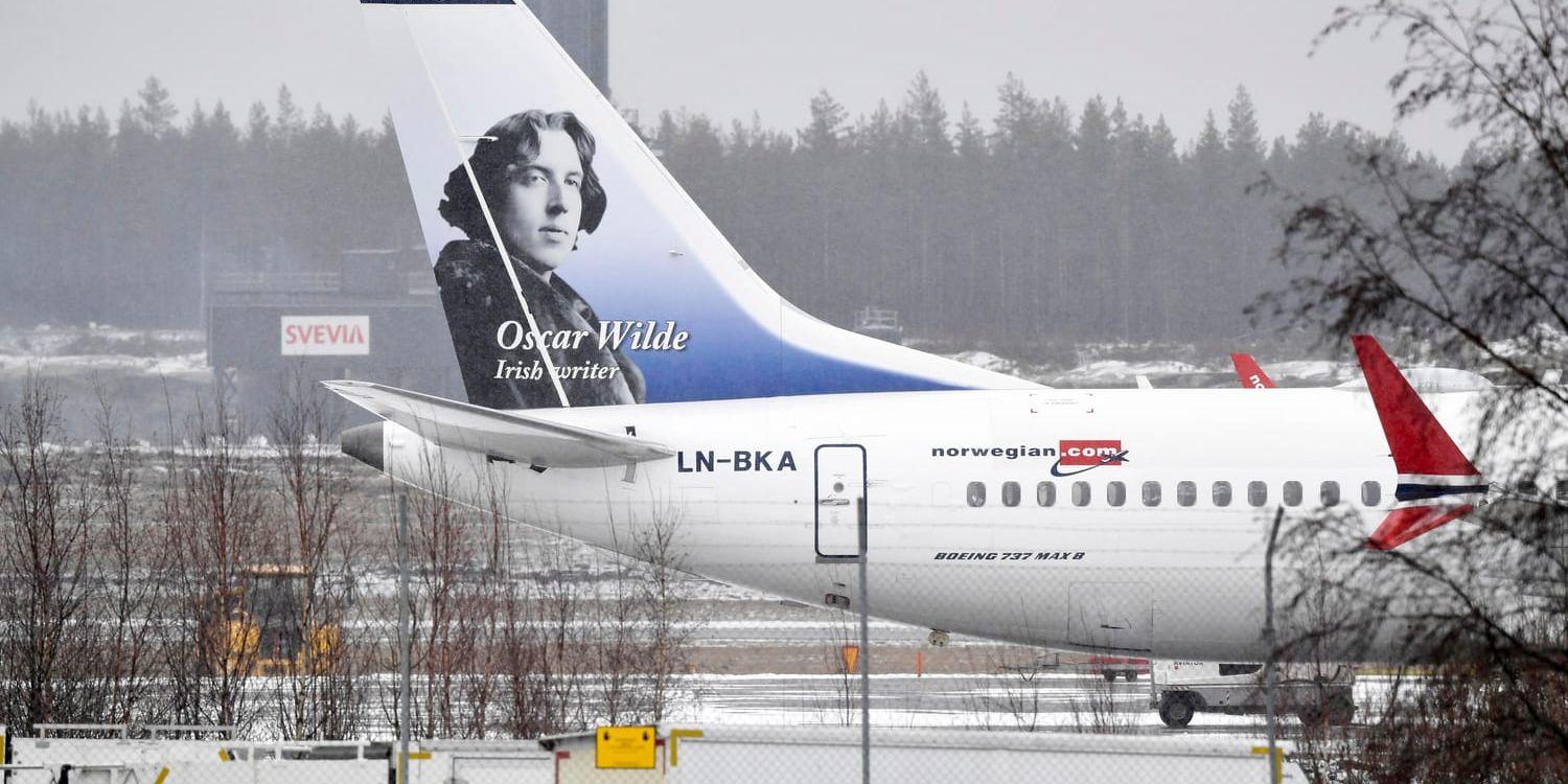 Ett flygplan av modellen Boeing 737 Max 8 står parkerat på Arlanda flygplats. Flera av Norwegians avgångar påverkas efter beslutet om att stoppa alla flygningar med Boeing-modellen.