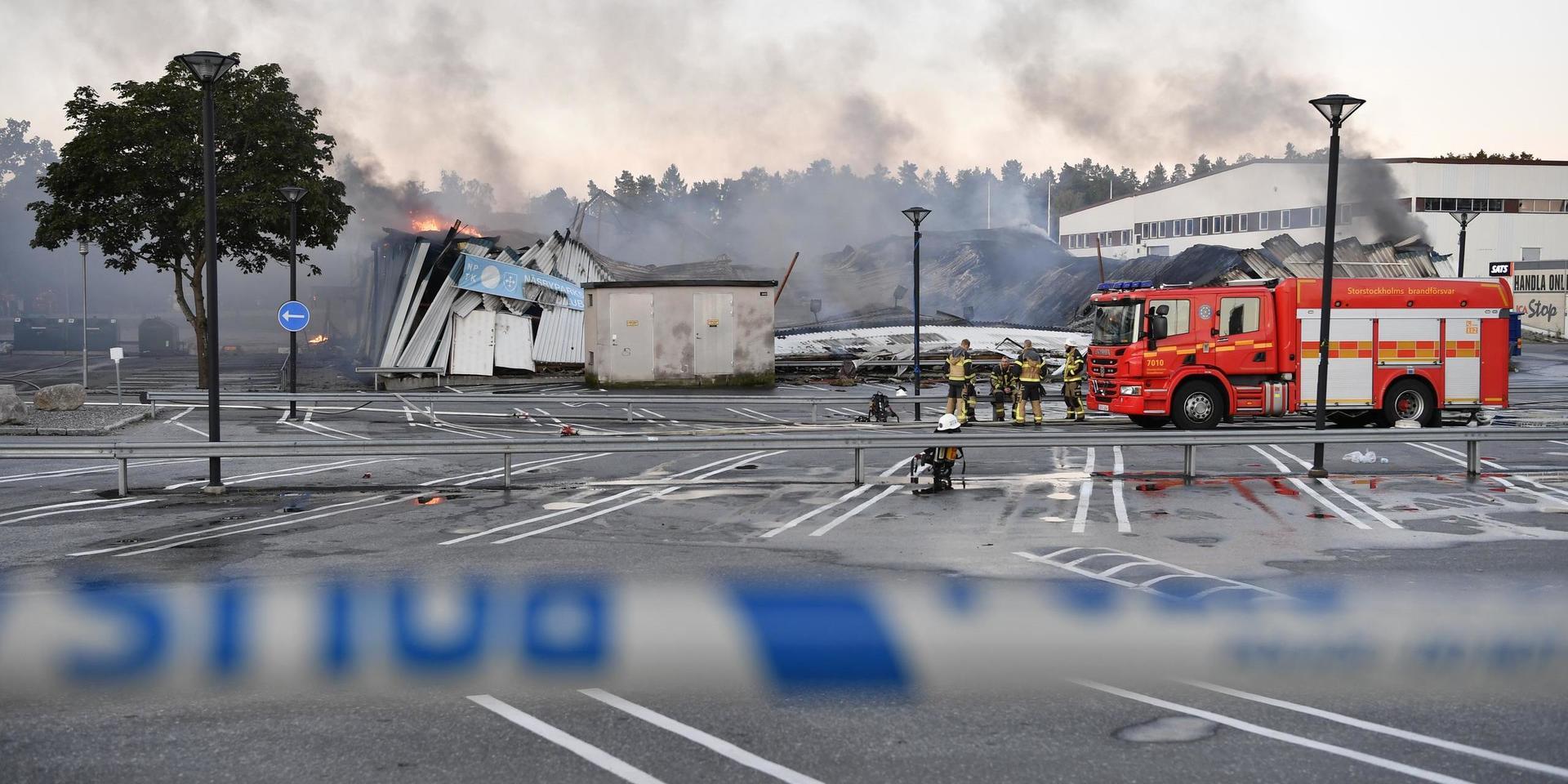 En tennishall i Täby har förstörts i en brand.