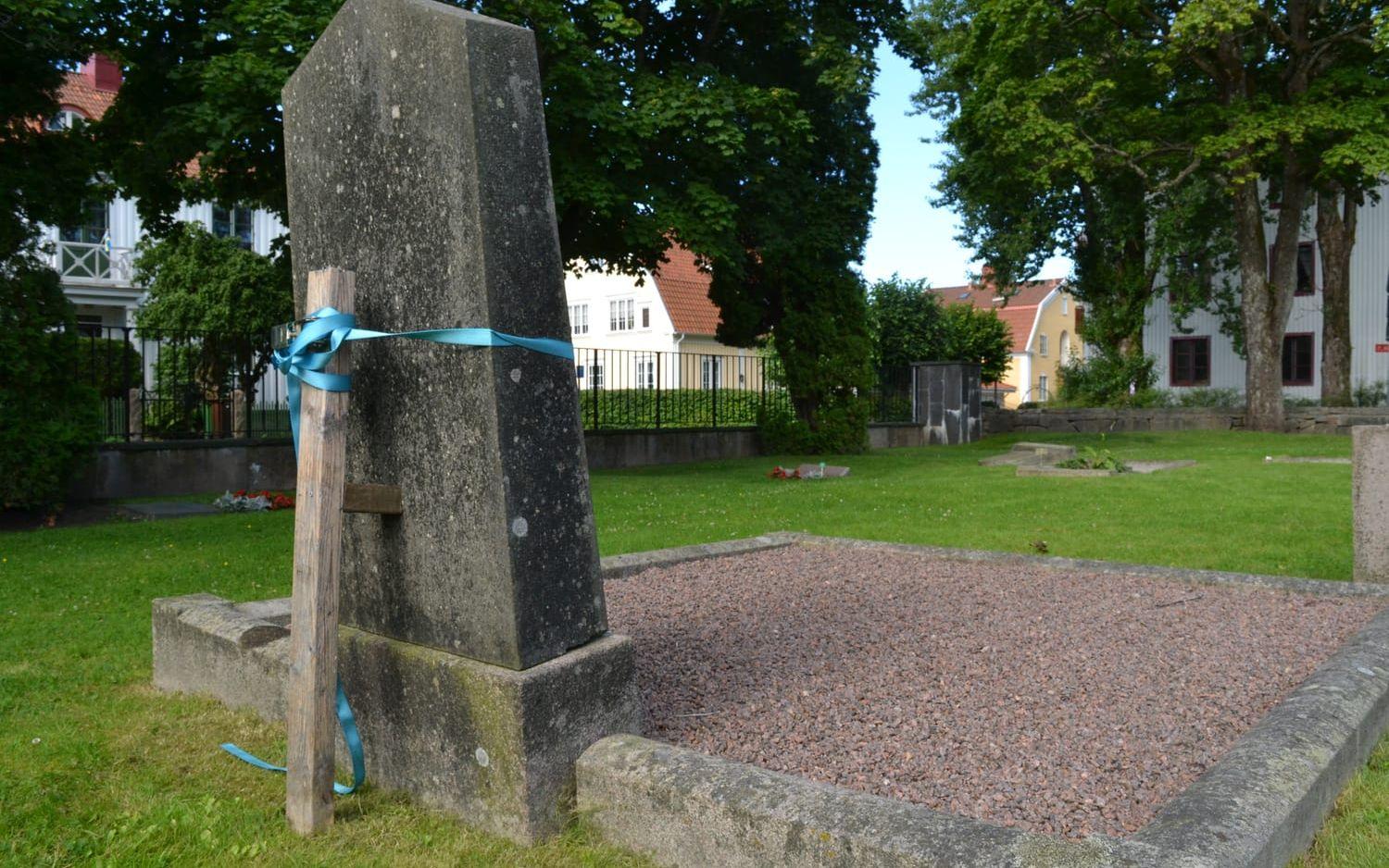 Säkert. På Östra Kyrkogården i Uddevalla sitter blå spännband runt ett 20-tal stenar för att säkra att de inte välter.
