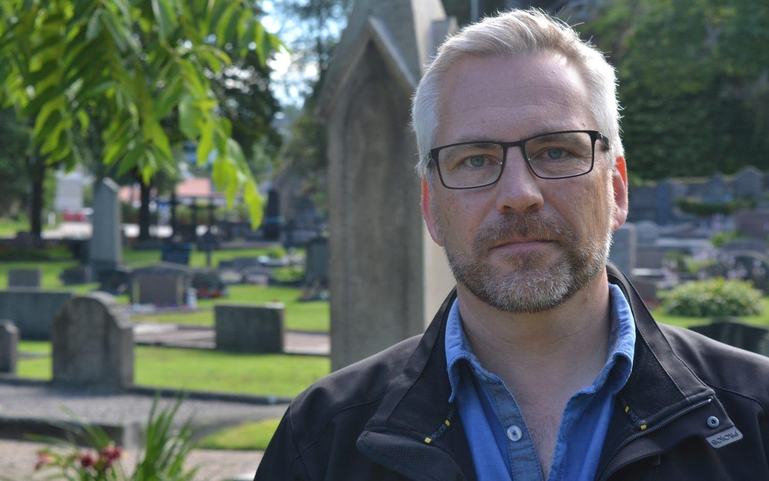 Ansvar. Uddevalla pastorat har ansvar över säkerheten på sina kyrkogårdar. Patrik Hansson är kyrkogårdschef.