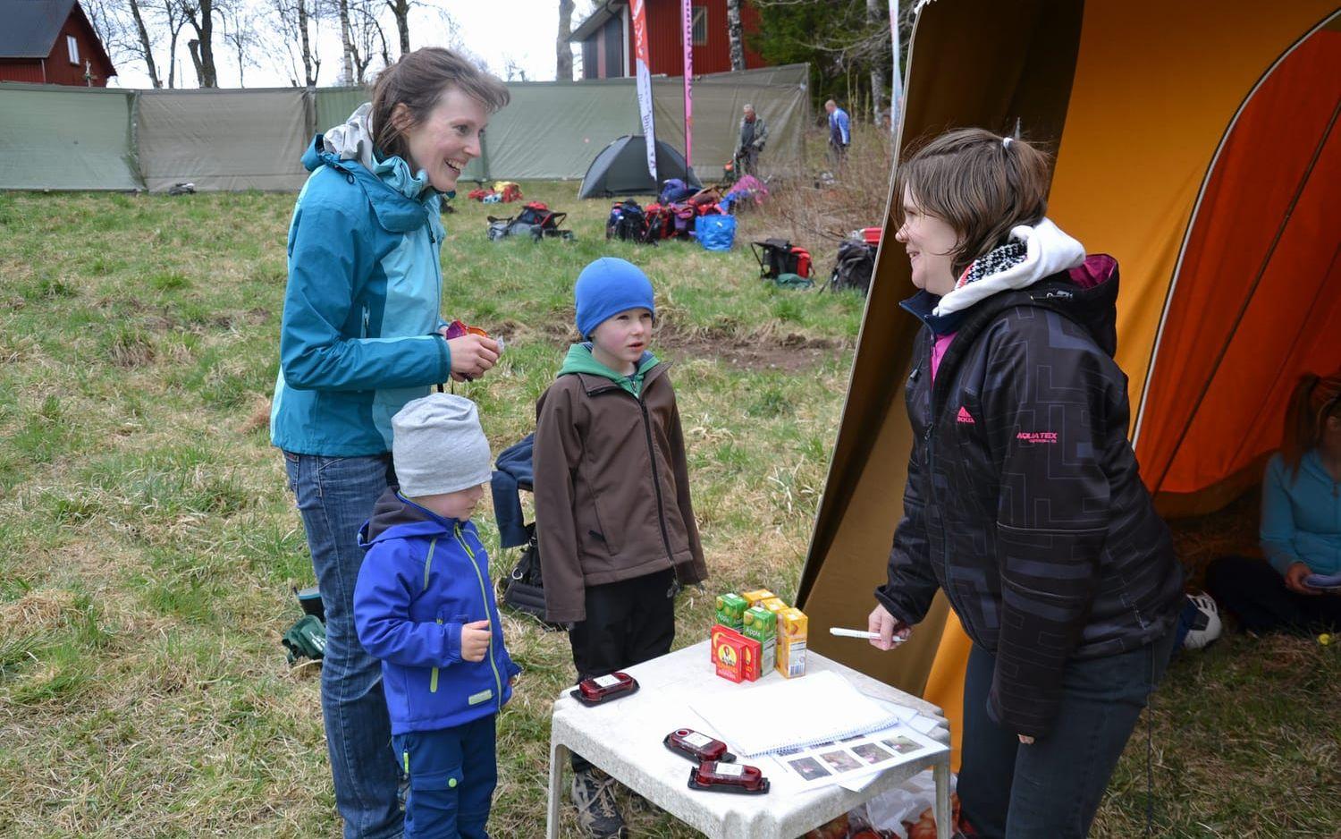 Långväga deltagare kom också på senaste tävlingen. Marian Mhon från Schweiz anmälde sina barnen Jorin och Leon till Knatteknatet. Arkivbild: Karin Carlsson