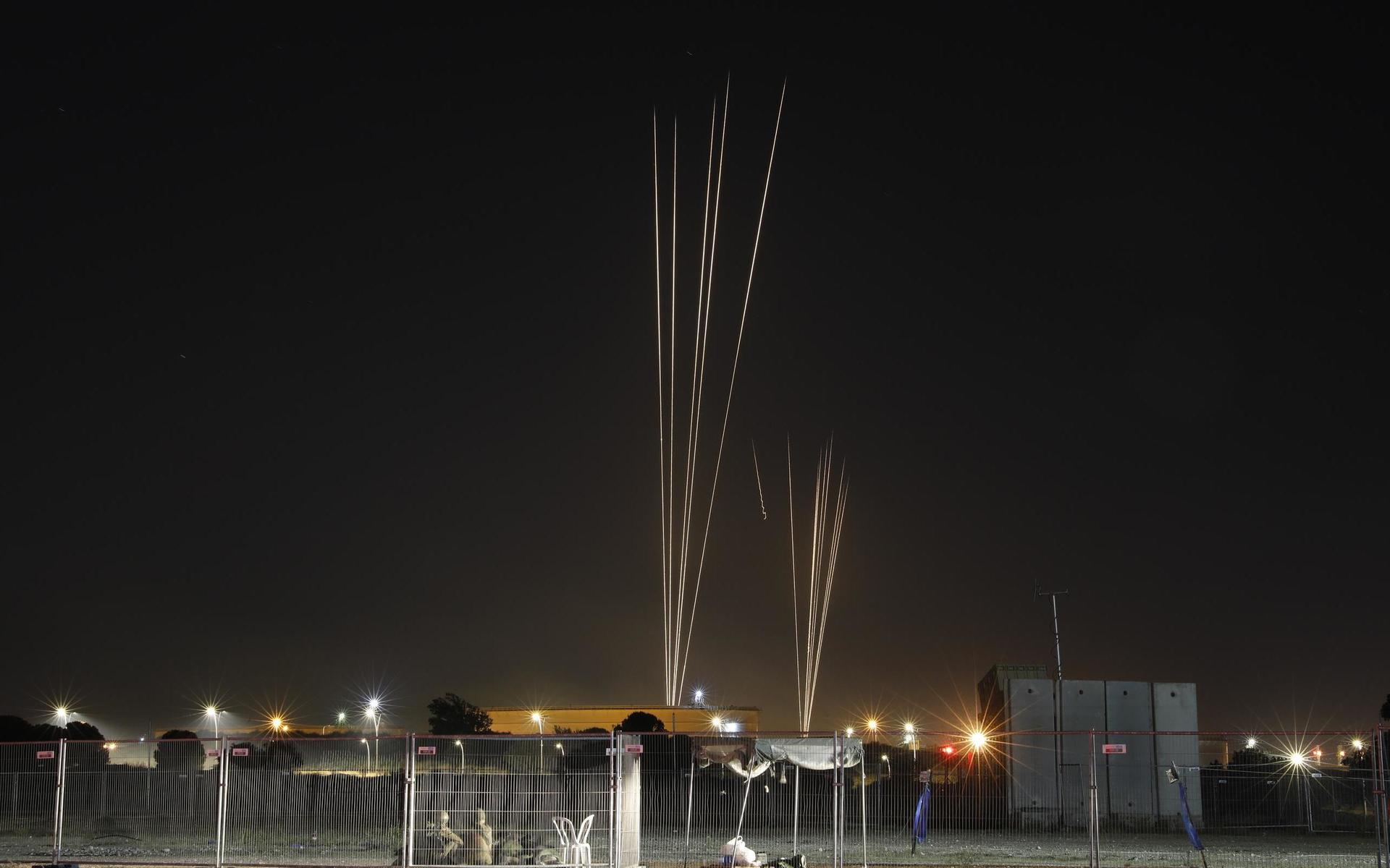 Israeliska soldater duckar en raket som avfyrats från Gazaremsan.