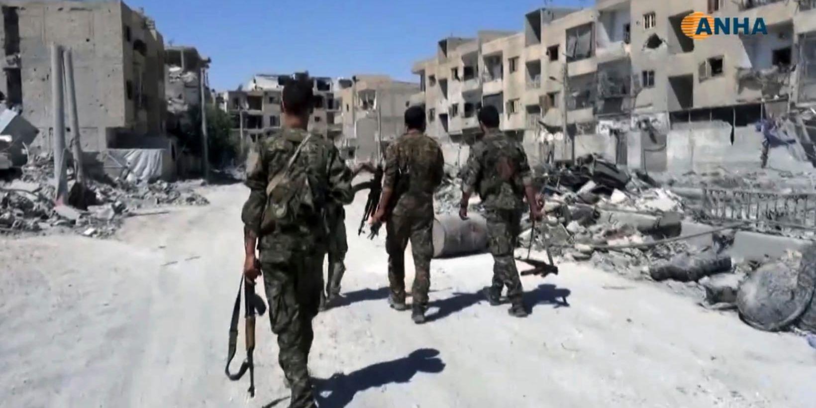 SDF-krigare har varit inblandade i häftiga strider vid byn Baghouz. På bilden syns medlemmar i SDF i al-Raqqa för något år sedan.