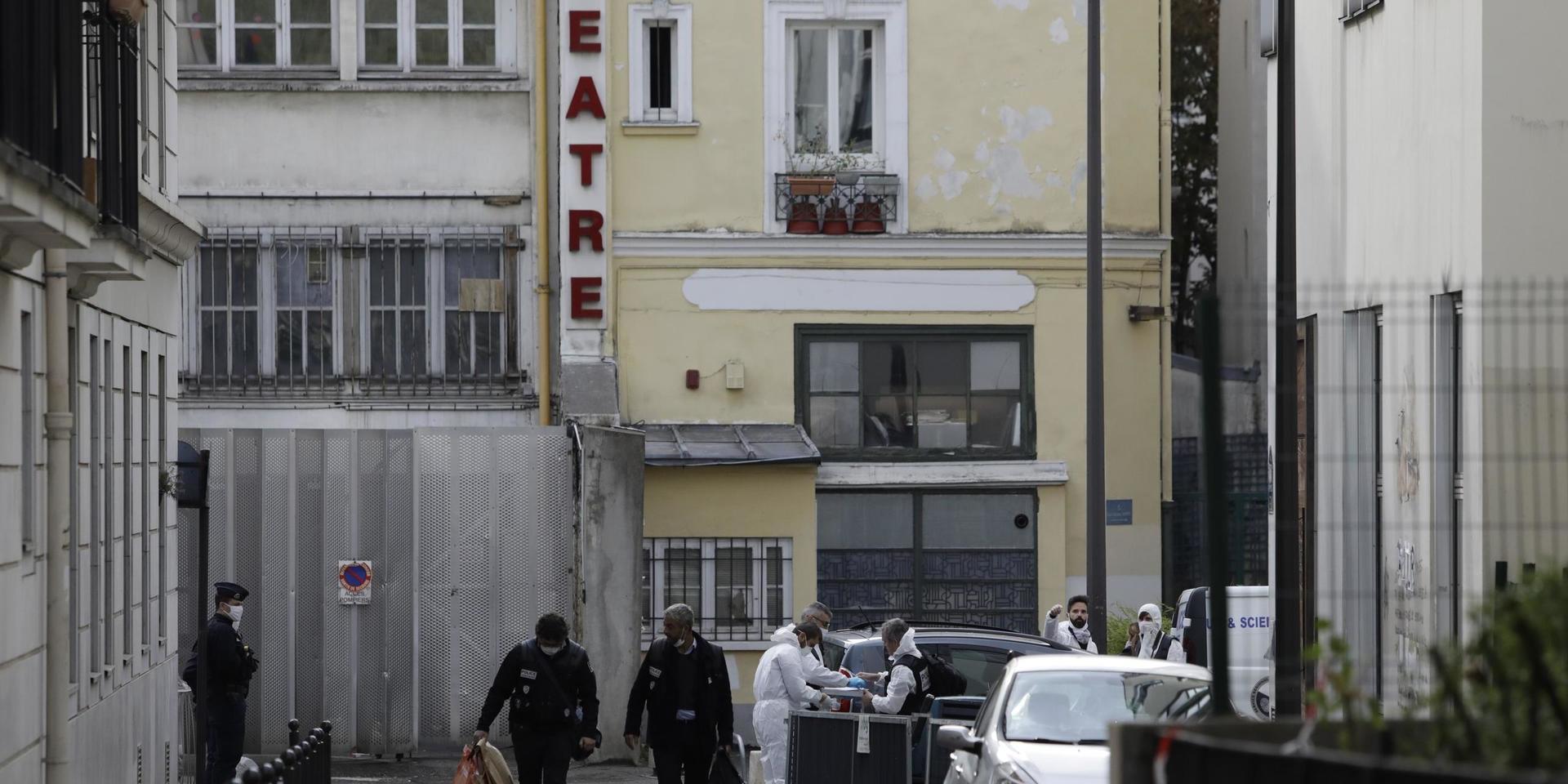 Utredare på plats i Paris efter fredagens attack.