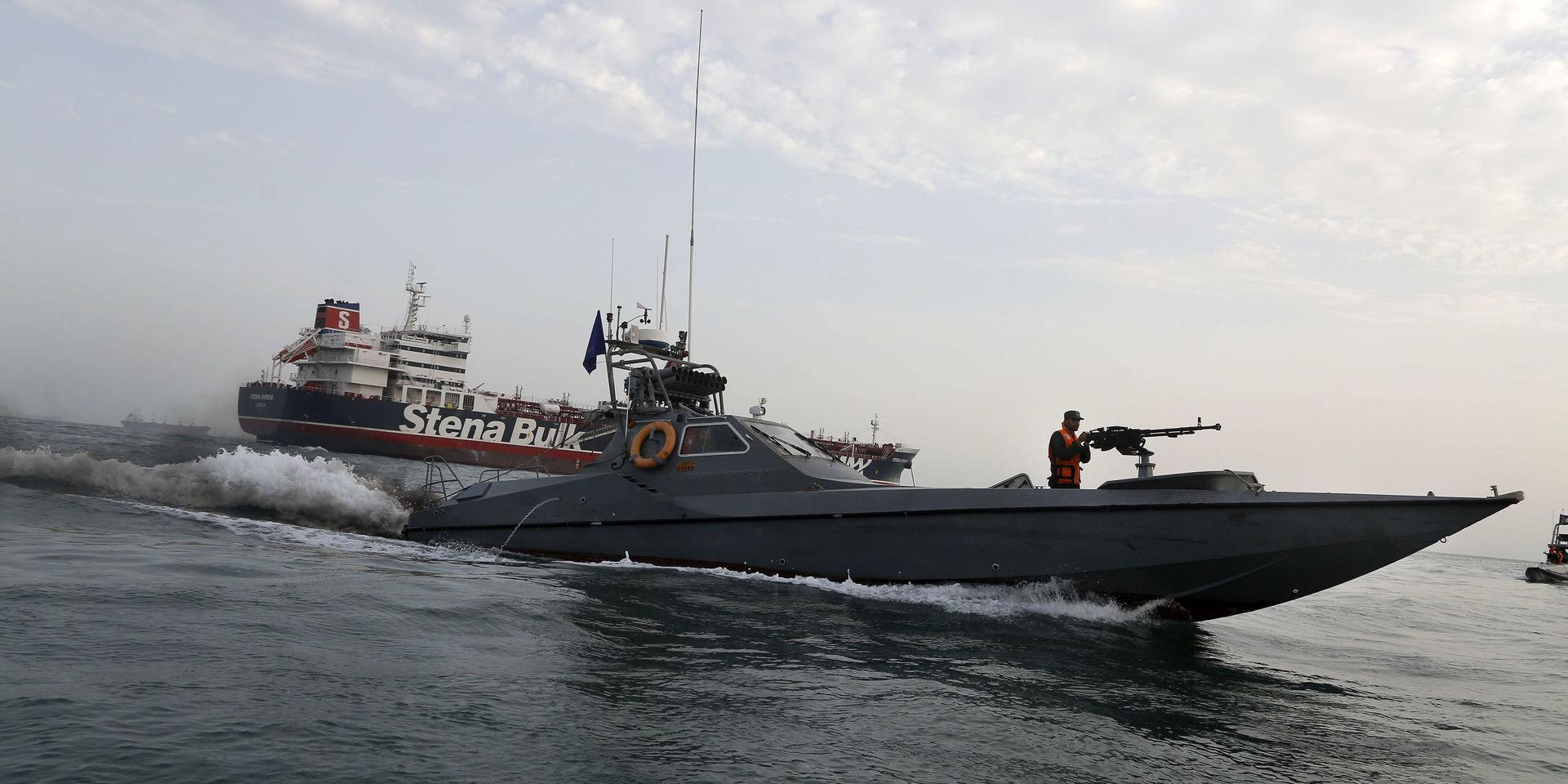 En motorbåt tillhörande Irans revolutionsgarde rör sig mot den brittiskflaggade oljetankern Stena Impero som ägs av svenska Stena Bulk. Stena Impero beslagtogs av Iran i juli. 