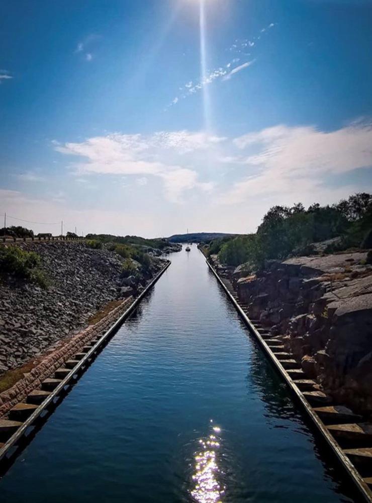 Vecka 35. Sotenäs kanal i Bohuslän – vatten stilla som en spegel.