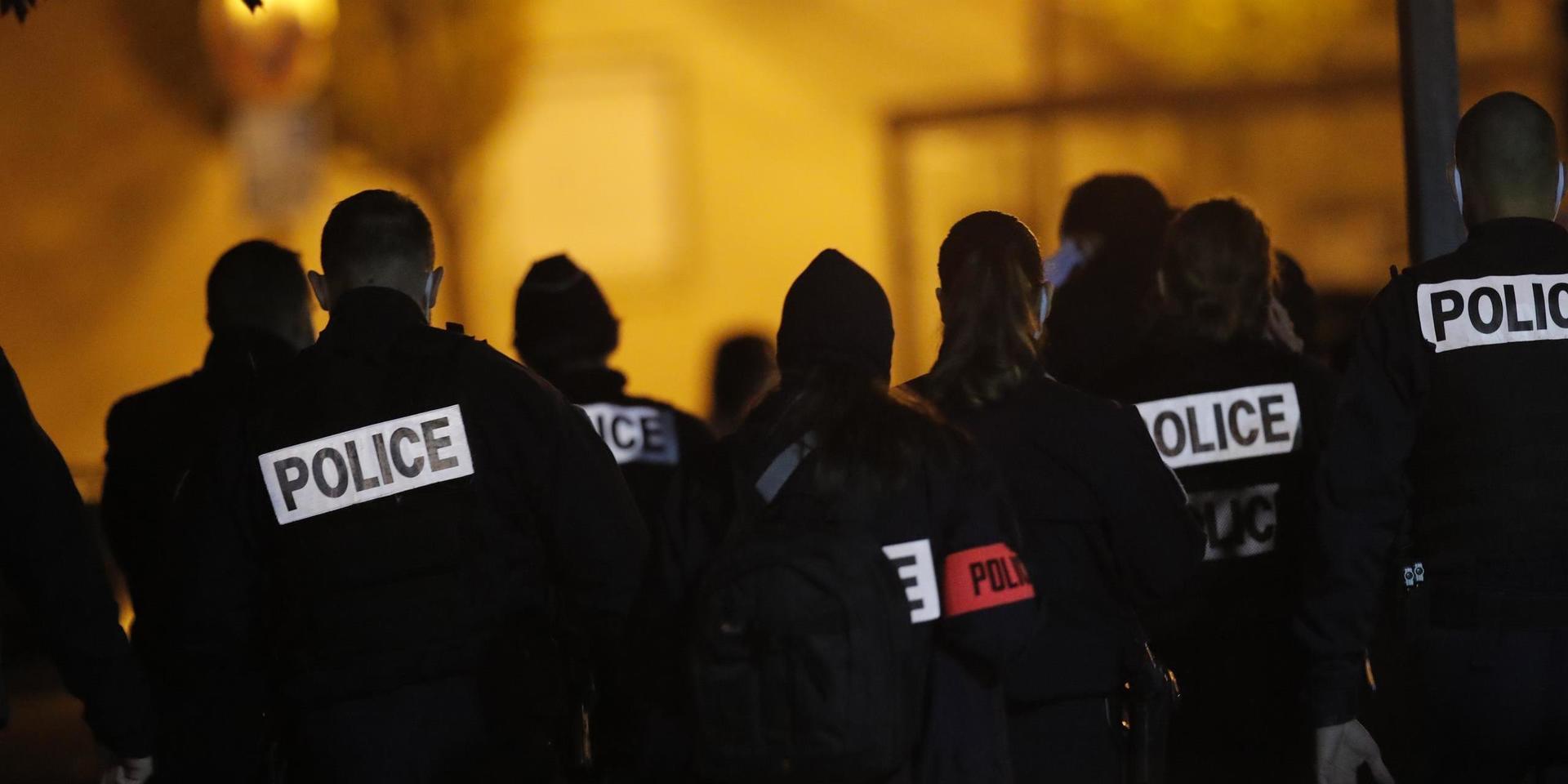 Fransk polis vid brottsplatsen i en Parisförort.