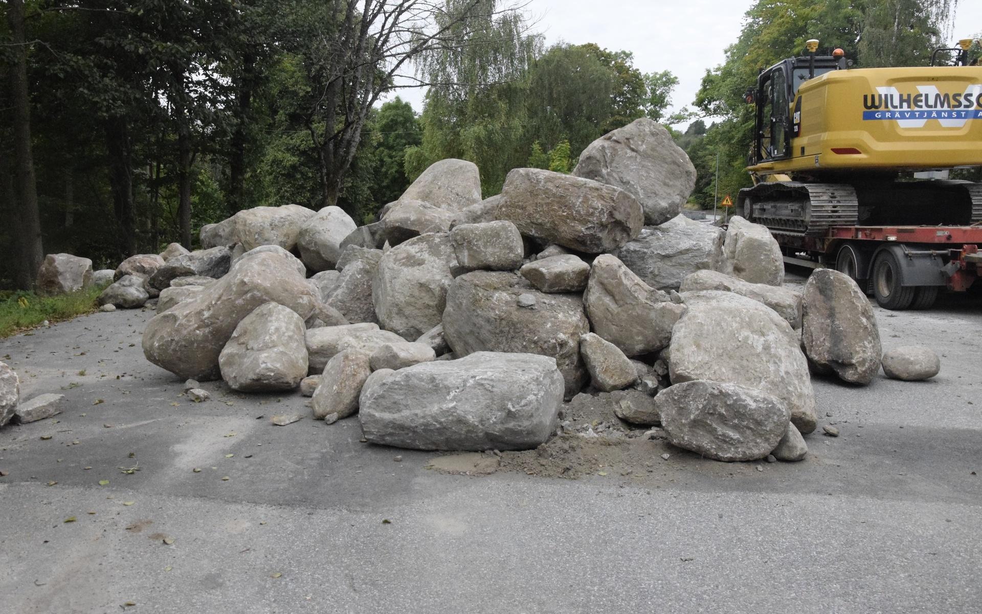 Ett stort antal större stenar håller på att placeras ut i Munkedalsälven just nu.