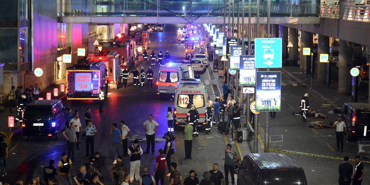 Räddningspersonal på plats vid flygplatsen efter attackerna.