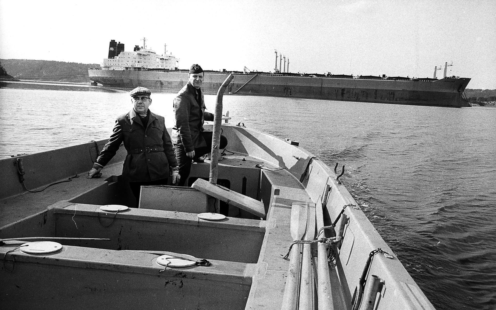 April 1975. Maskinchefen Sven-Olof Pettersson och kapten Carl-Bertil Oknemark lämnar MS Lappland, som ligger vid Rödön, för ett besök i land.