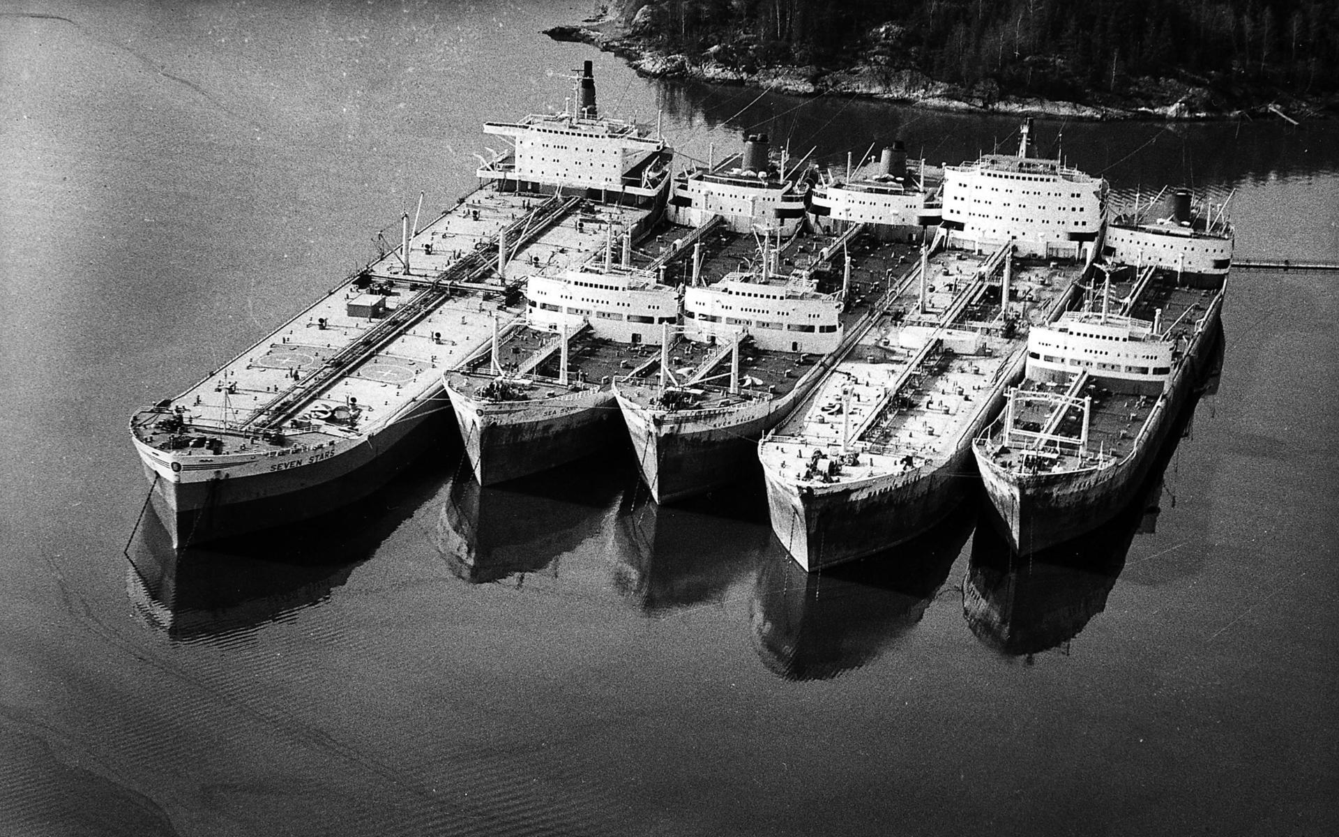 April 1975. Här är det fem Salénfartyg som ligger utanför Kasen.