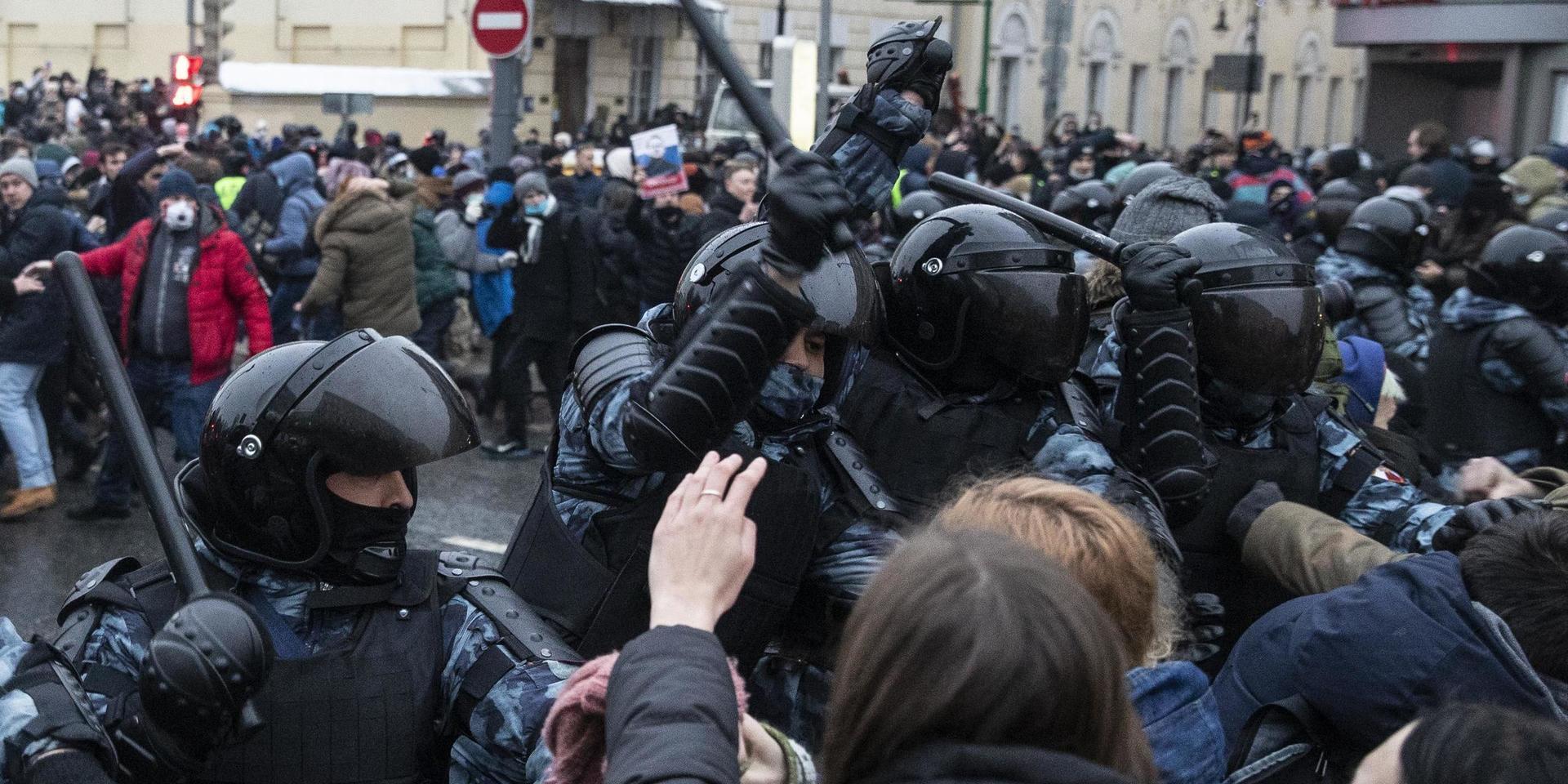 Poliser och demonstranter drabbade samman i Moskva på lördagen.