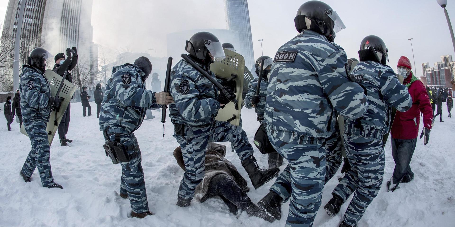 En man trycks ned i snön och blir gripen i ett kallt Jekaterinburg, Rysslands fjärde största stad.