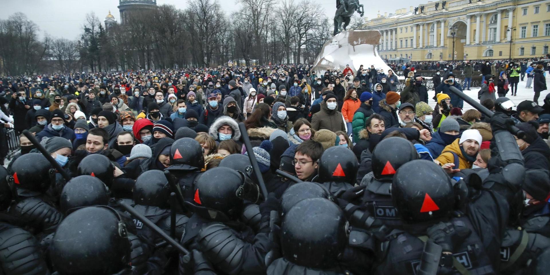 Poliser i aktion i S:t Petersburg.