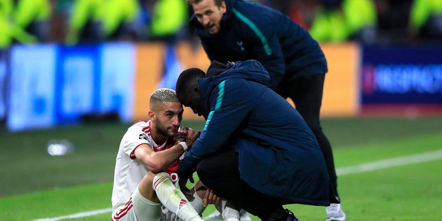 Harry Kane och lagkamraten Victor Wanyama tröstar Ajax Hakim Ziyech efter att Tottenham vänt och vunnit mot det nederländska laget.